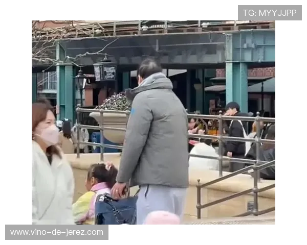 偶遇足球明星的女生瞬间引发热议视频记录了他们的精彩互动与感人时刻