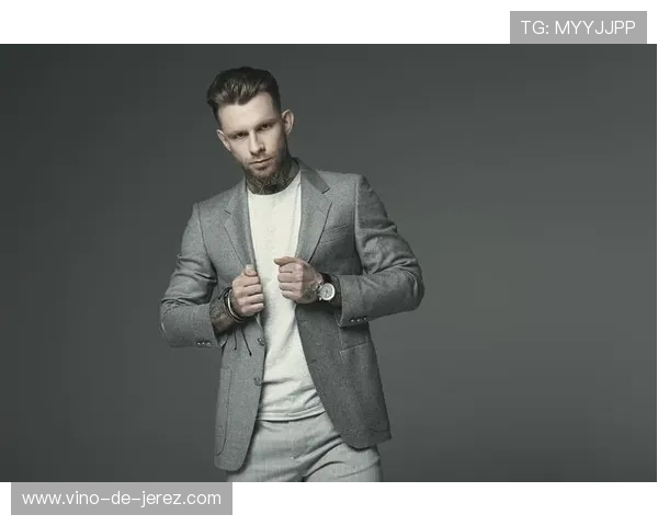 足球明星的灰色西装展现风格与魅力引领时尚潮流的全新视角